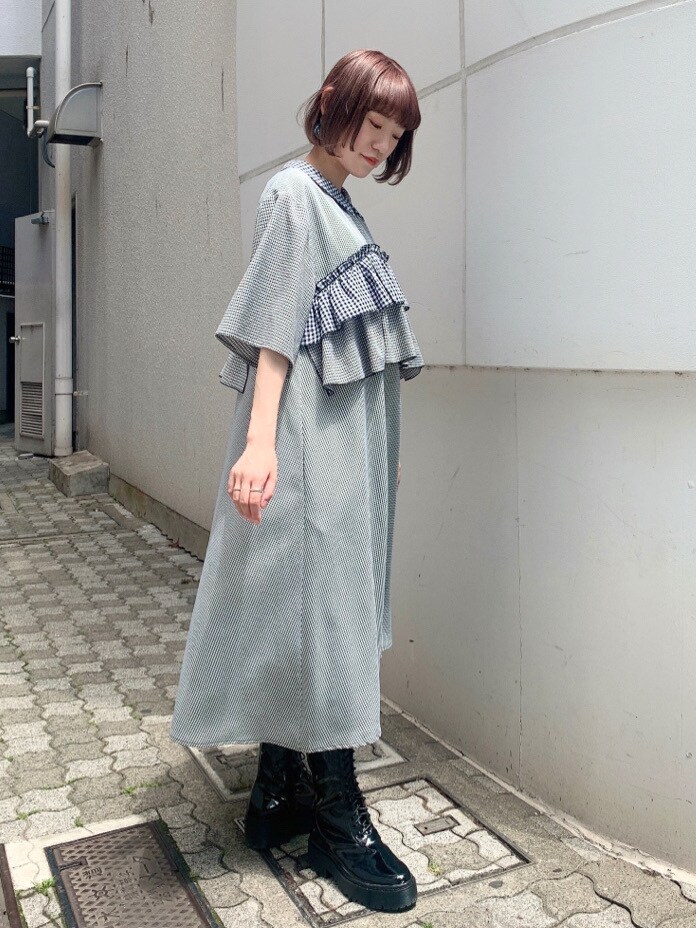 ブラック系のワンピースを着用したレディースの春コーディネートの3枚目の写真