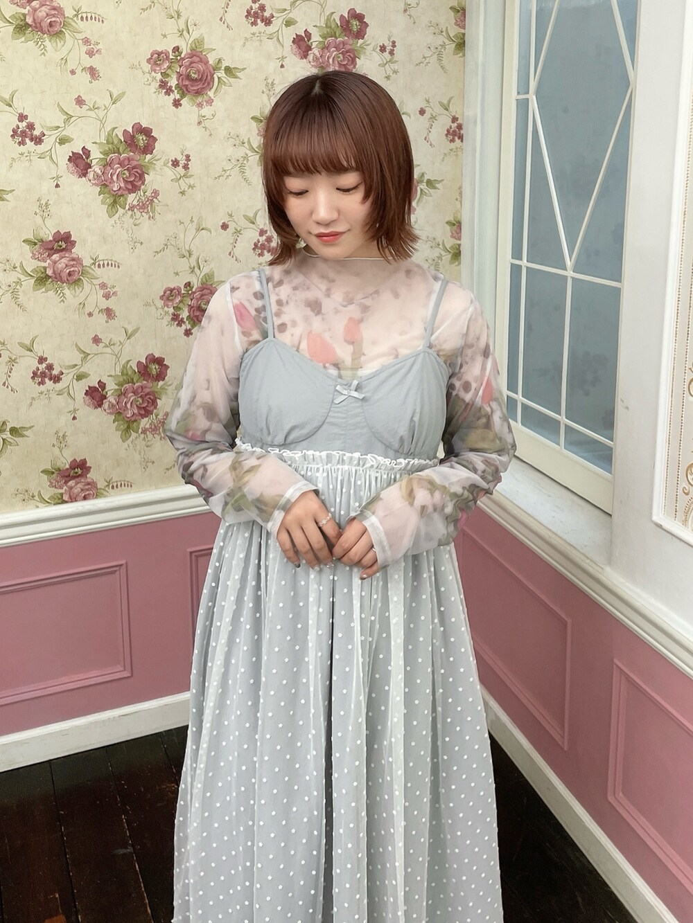 グレー系のワンピース、ホワイト系のTシャツ/カットソー、ゴールド系のバレエシューズを着用したレディースの夏コーディネートの4枚目の写真