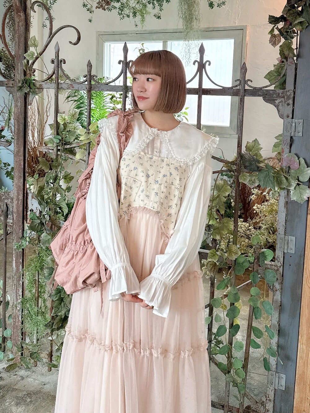 ホワイト系のシャツ/ブラウス、ピンク系のトートバッグ、ピンク系のワンピースを着用したレディースの春コーディネートの5枚目の写真