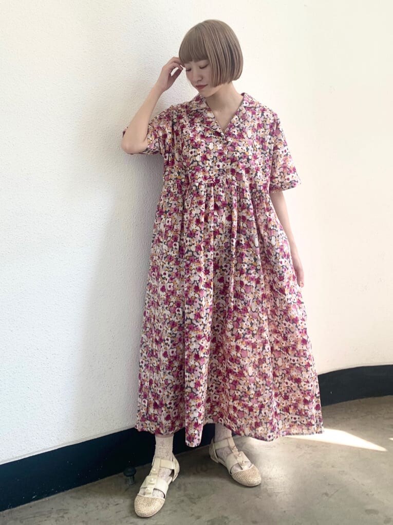 ベージュ系のパンプス、ピンク系のワンピース、ベージュ系のパンプスを着用したレディースの夏コーディネートの2枚目の写真