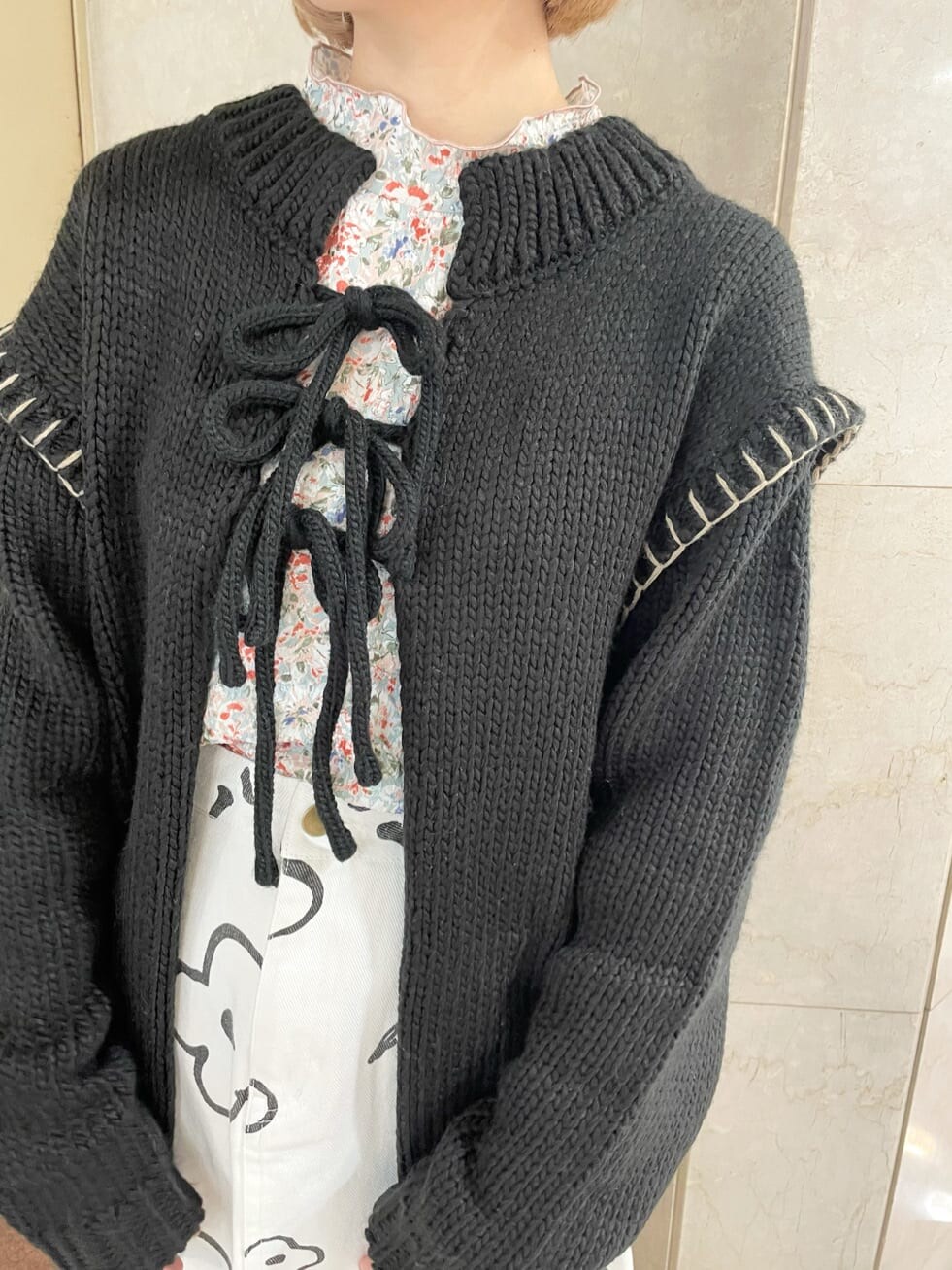 ブラック系のカーディガン/ボレロ、ブラック系のその他シューズ、ピンク系のTシャツ/カットソーを着用したレディースの秋コーディネートの4枚目の写真