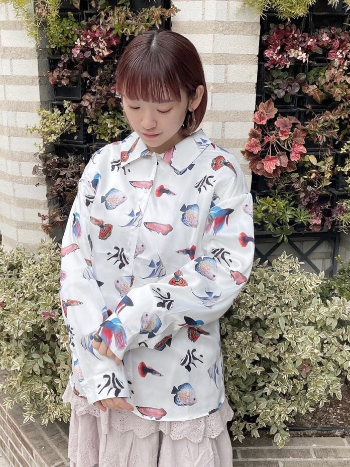 ホワイト系のシャツ/ブラウス、ホワイト系のパンプス、ホワイト系のハンドバッグを着用したレディースの冬コーディネートの5枚目の写真