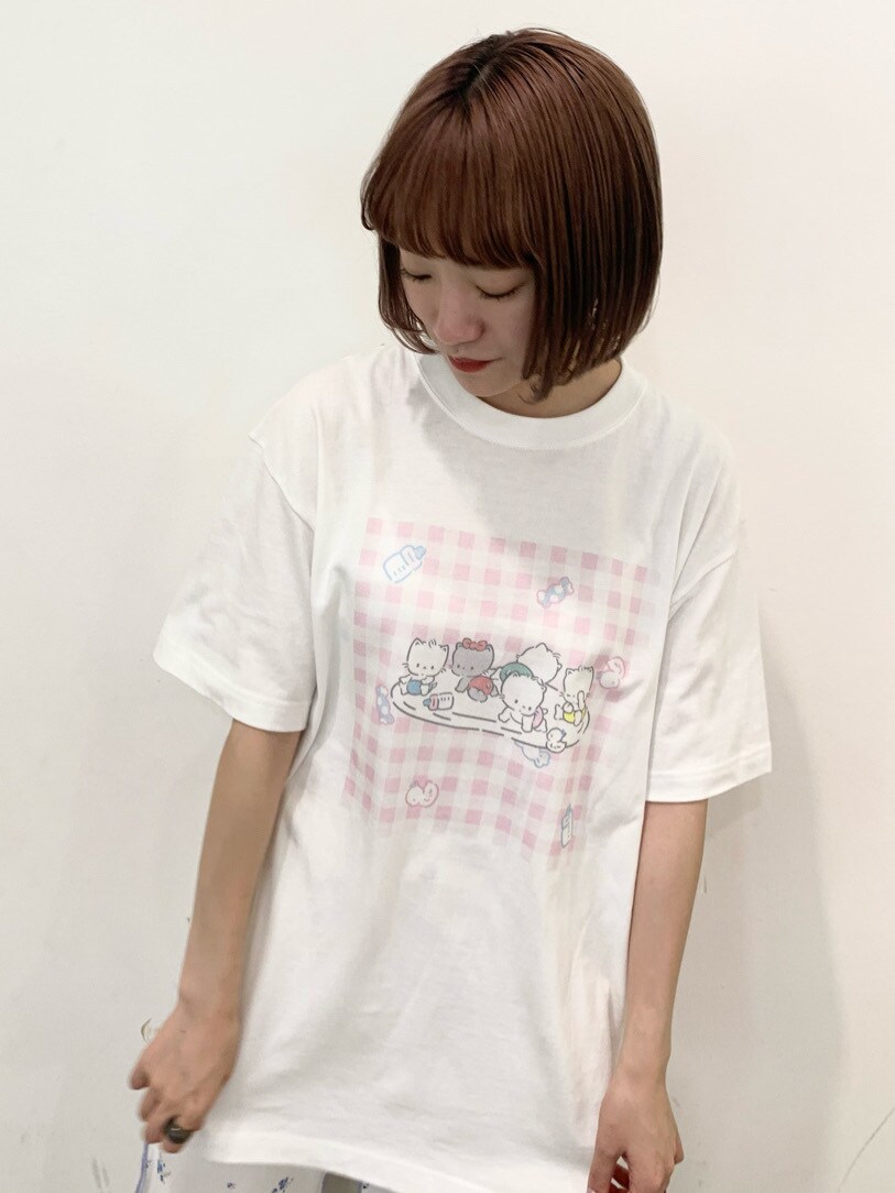 ホワイト系のその他パンツ、ピンク系のTシャツ/カットソー、ホワイト系のサンダルを着用したレディースの春コーディネートの5枚目の写真