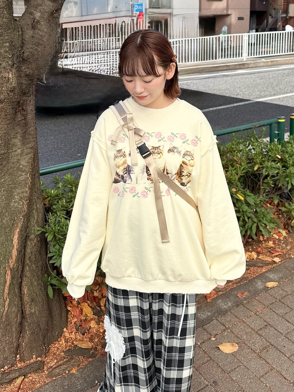 ベージュ系のスウェット、ベージュ系のショルダーバッグ、ベージュ系のスカートを着用したレディースの冬コーディネートの4枚目の写真