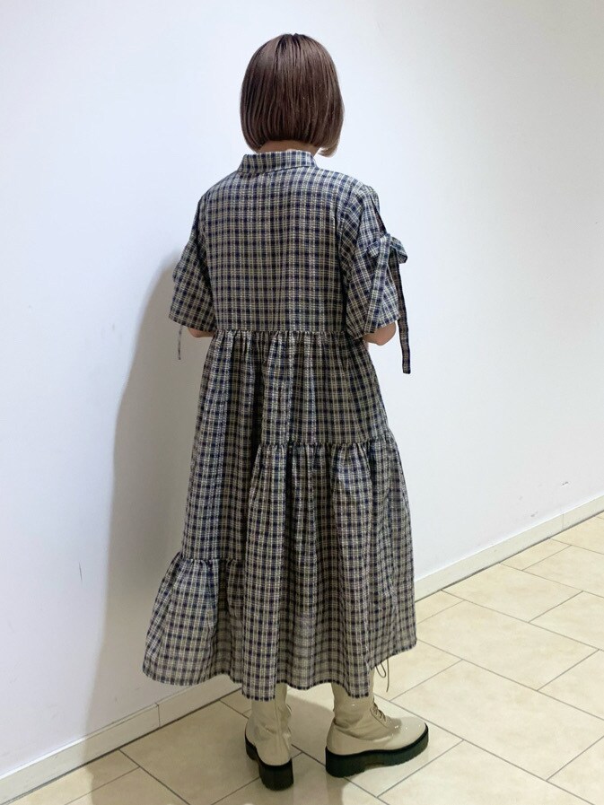 ブルー系のワンピース、ブルー系のワンピースを着用したレディースの夏コーディネートの3枚目の写真