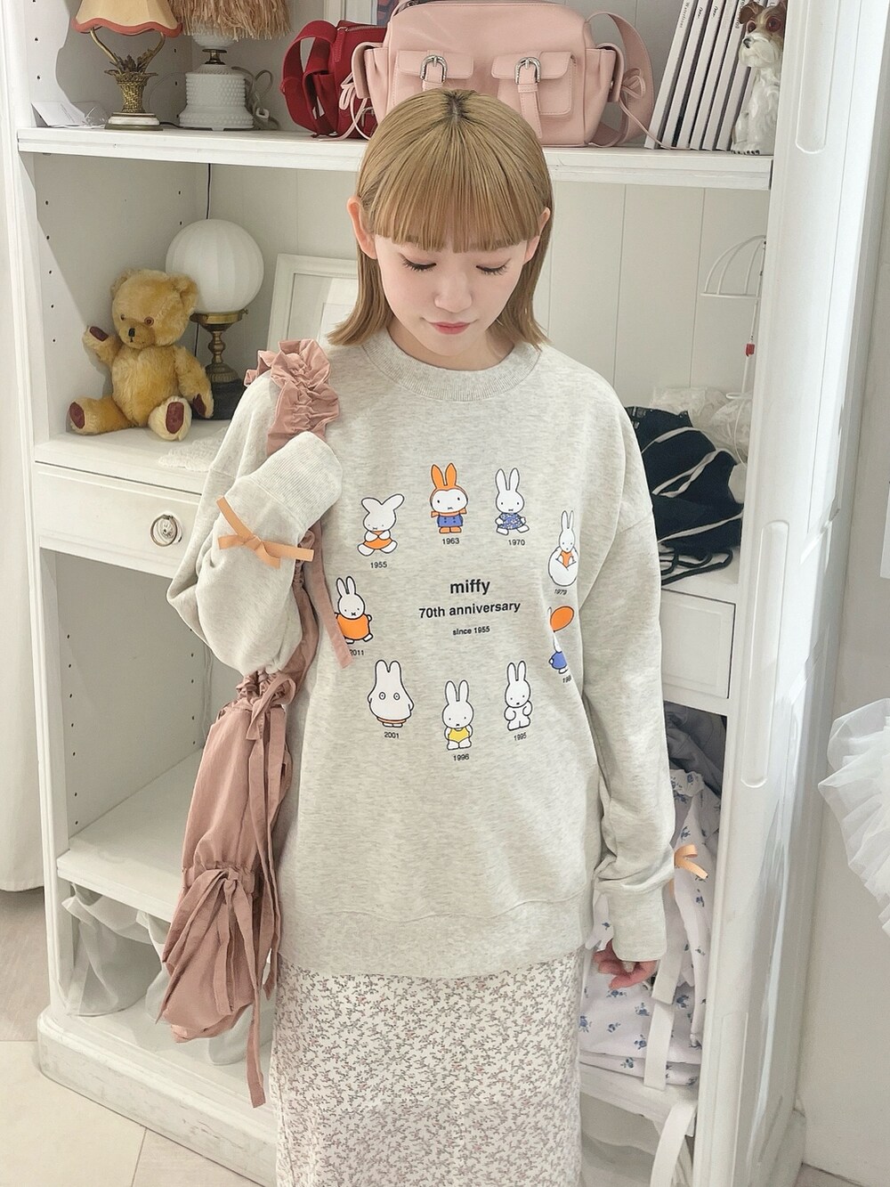 ホワイト系のスカート、グレー系のスウェット、ホワイト系のスニーカーを着用したレディースの冬コーディネートの5枚目の写真