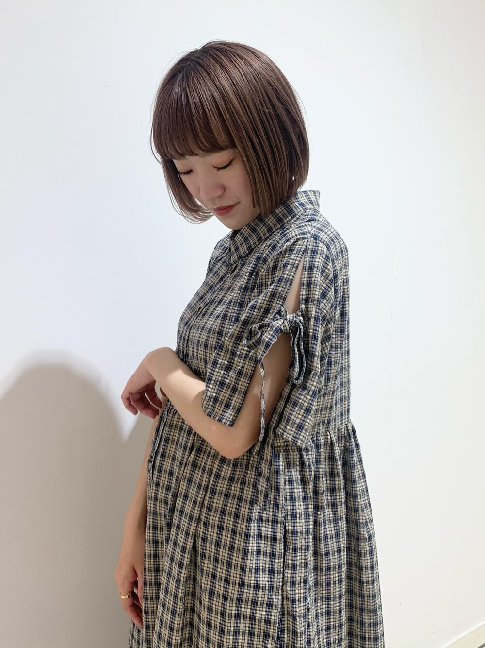 ブルー系のワンピース、ブルー系のワンピースを着用したレディースの夏コーディネートの5枚目の写真