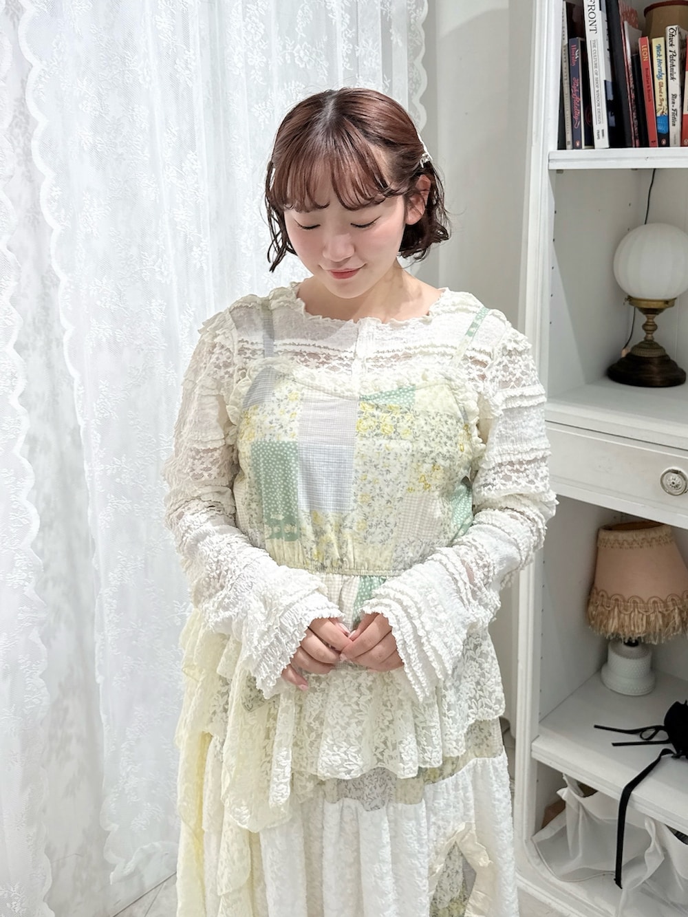 イエロー系のキャミソール、イエロー系のスカート、ホワイト系のTシャツ/カットソーを着用したレディースの春コーディネートの4枚目の写真
