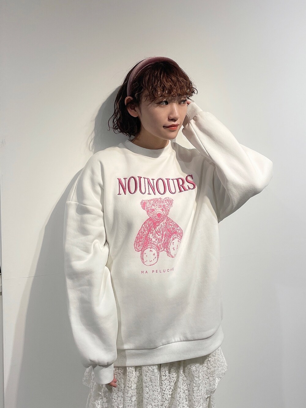 ホワイト系のTシャツ/カットソー、ピンク系のその他アウター、ホワイト系のスカートを着用したレディースの冬コーディネートの8枚目の写真