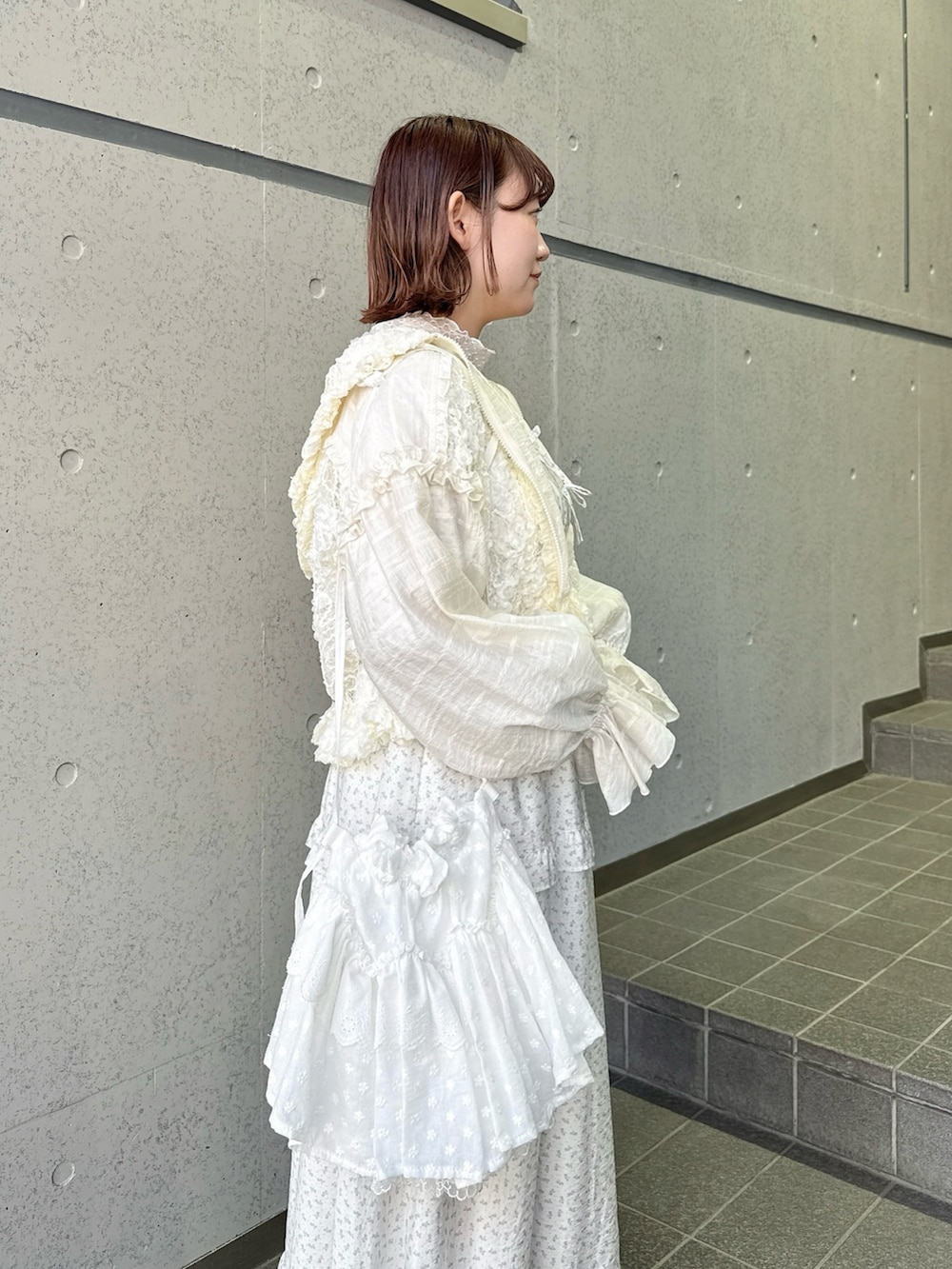 ホワイト系のTシャツ/カットソー、ホワイト系のワンピース、ホワイト系のブルゾンを着用したレディースの冬コーディネートの5枚目の写真