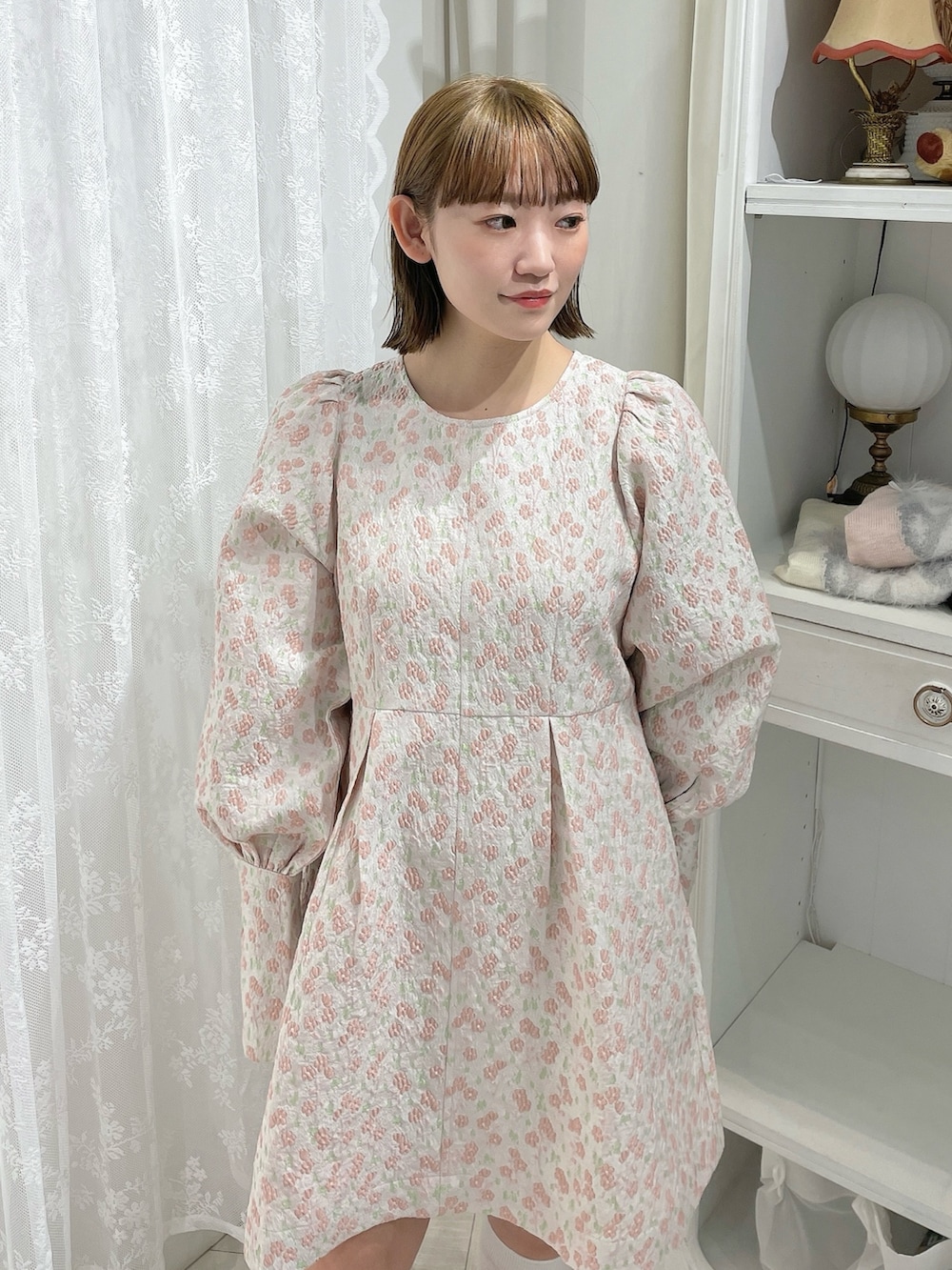 ピンク系のワンピース、ベージュ系のサンダルを着用したレディースの冬コーディネートの5枚目の写真