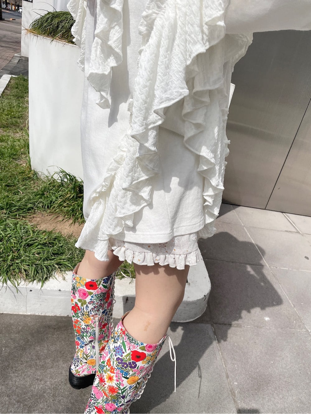 ホワイト系のチュニック、ホワイト系のその他パンツ、その他のドレスシューズを着用したレディースの春コーディネートの4枚目の写真