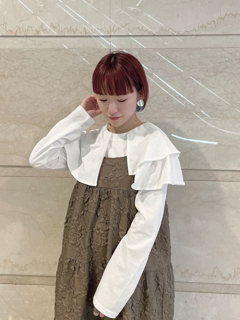 ホワイト系のパンプス、ブラウン系のワンピース、ホワイト系のTシャツ/カットソーを着用したレディースの秋コーディネートの4枚目の写真