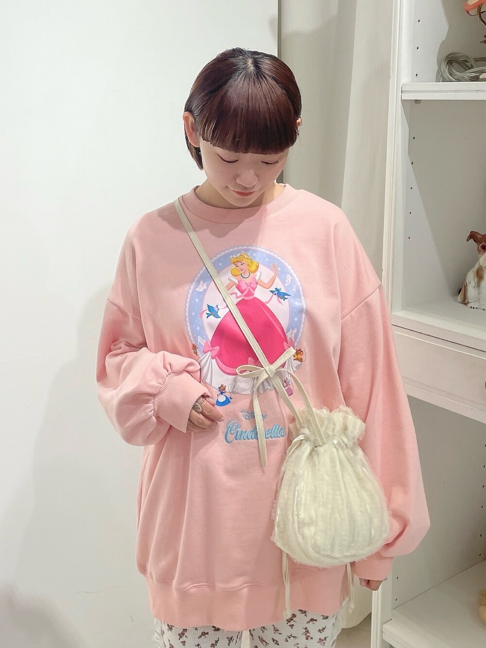 ホワイト系のバレエシューズ、レッド系のスウェットパンツ、ホワイト系のショルダーバッグを着用したレディースの冬コーディネートの5枚目の写真