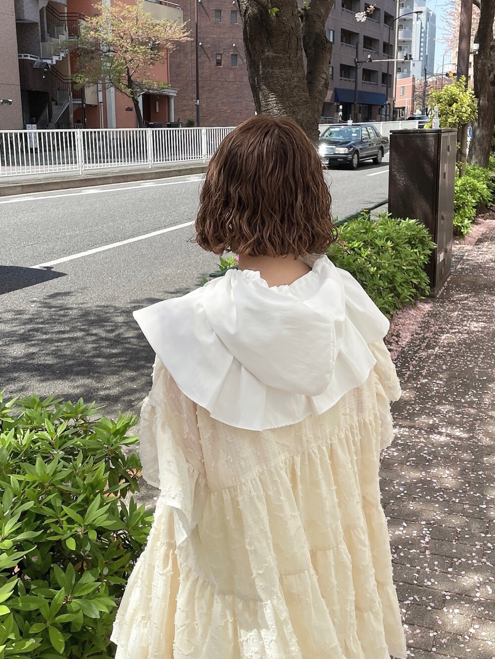 ホワイト系のワンピース、ホワイト系のスラックス、ゴールド系のパンプスを着用したレディースの春コーディネートの5枚目の写真