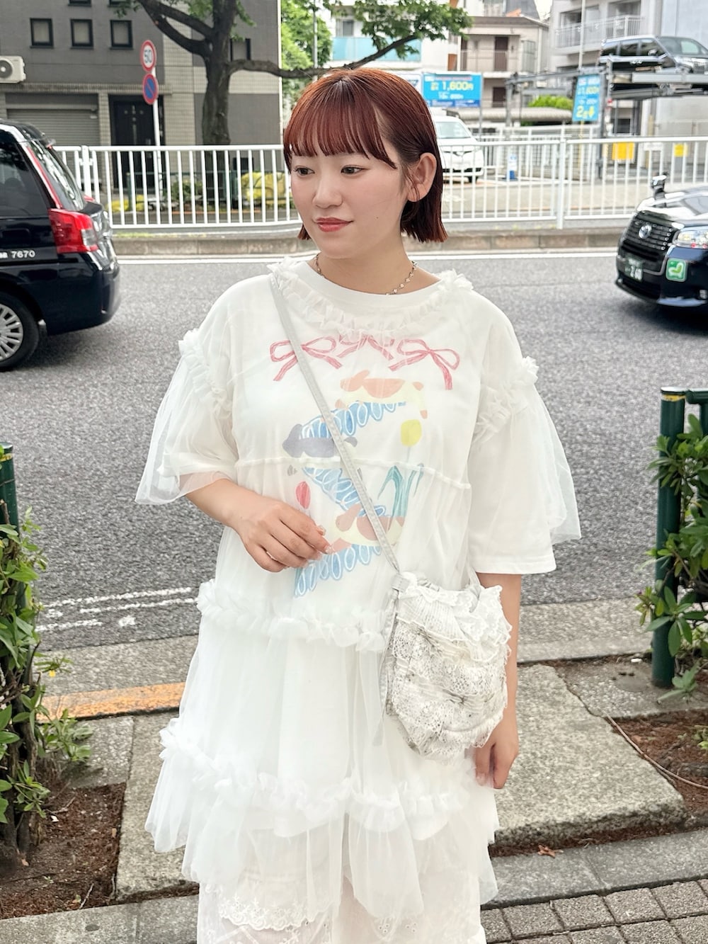 ホワイト系のチュニック、ホワイト系のTシャツ/カットソー、ホワイト系のその他パンツを着用したレディースの春コーディネートの4枚目の写真