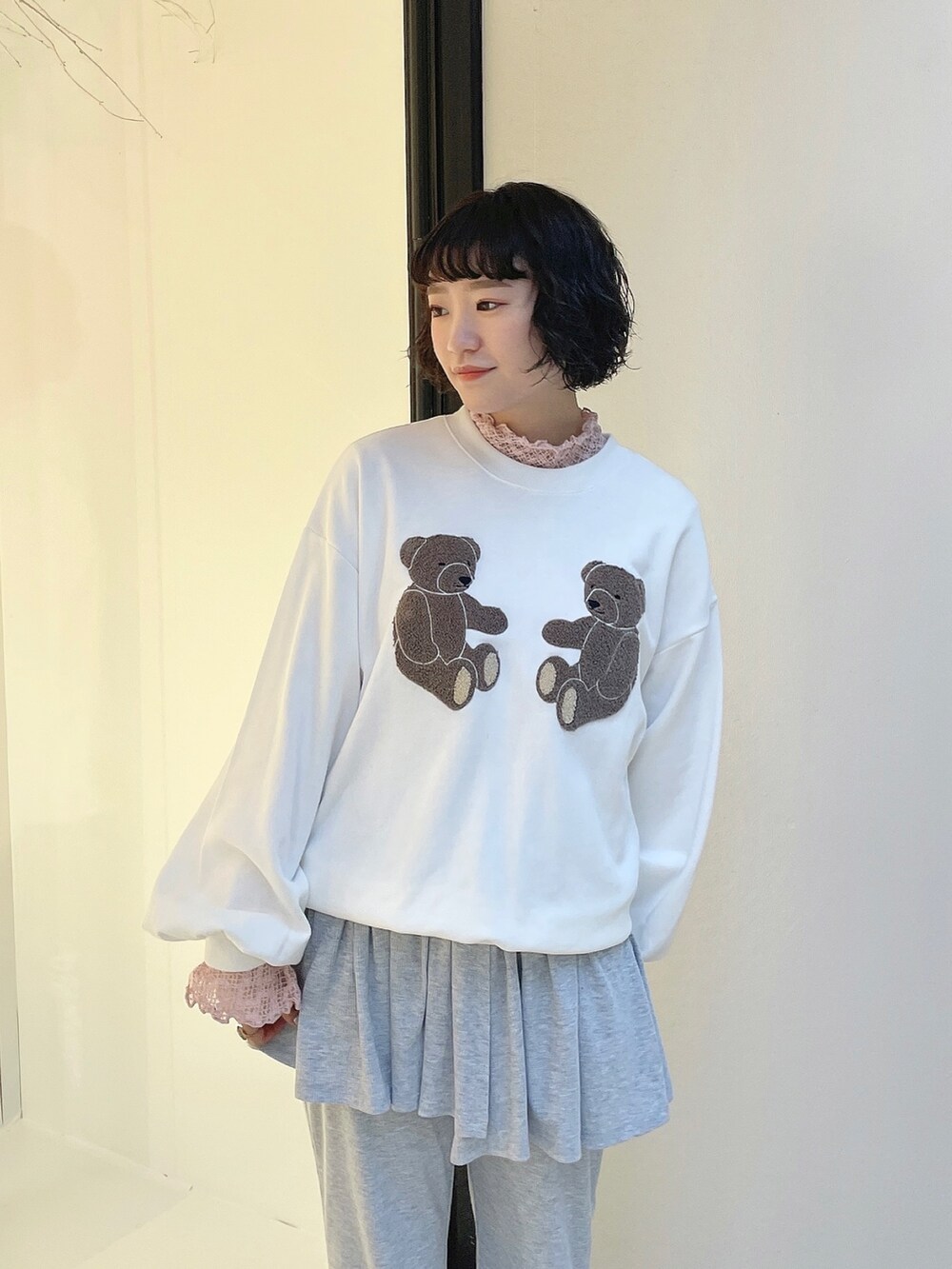 ホワイト系のバックパック/リュック、ホワイト系のスウェット、ピンク系のTシャツ/カットソーを着用したレディースの秋コーディネートの5枚目の写真