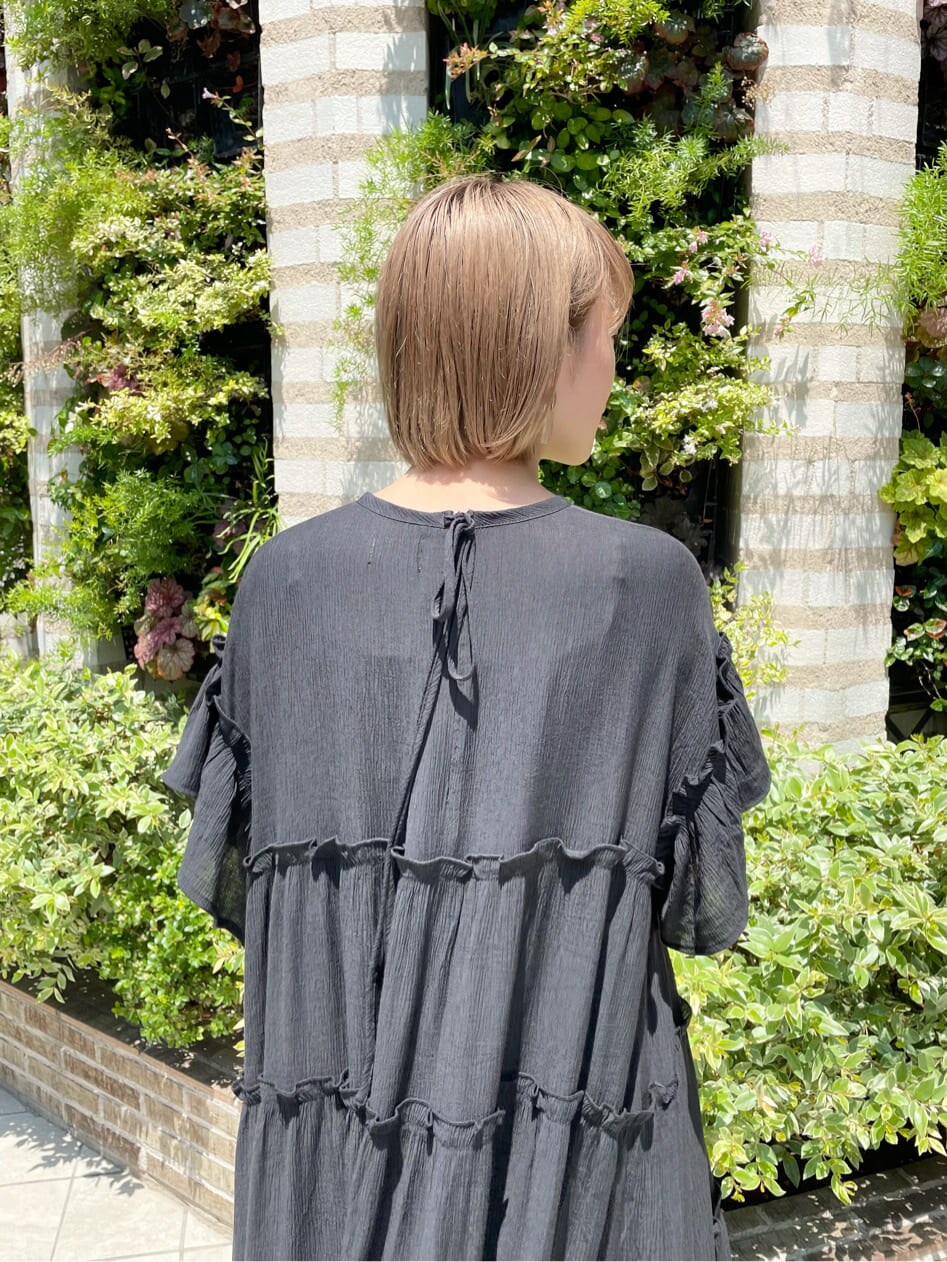 ブラック系のワンピース、レッド系のその他シューズ、パープル系のハンドバッグを着用したレディースの夏コーディネートの4枚目の写真