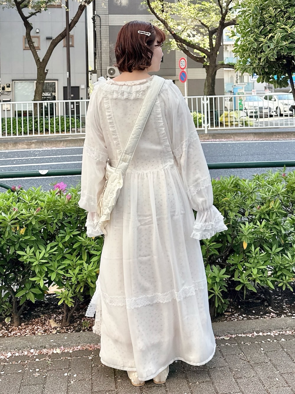 ホワイト系のワンピース、レッド系のワンピース、ホワイト系のショルダーバッグを着用したレディースの春コーディネートの3枚目の写真