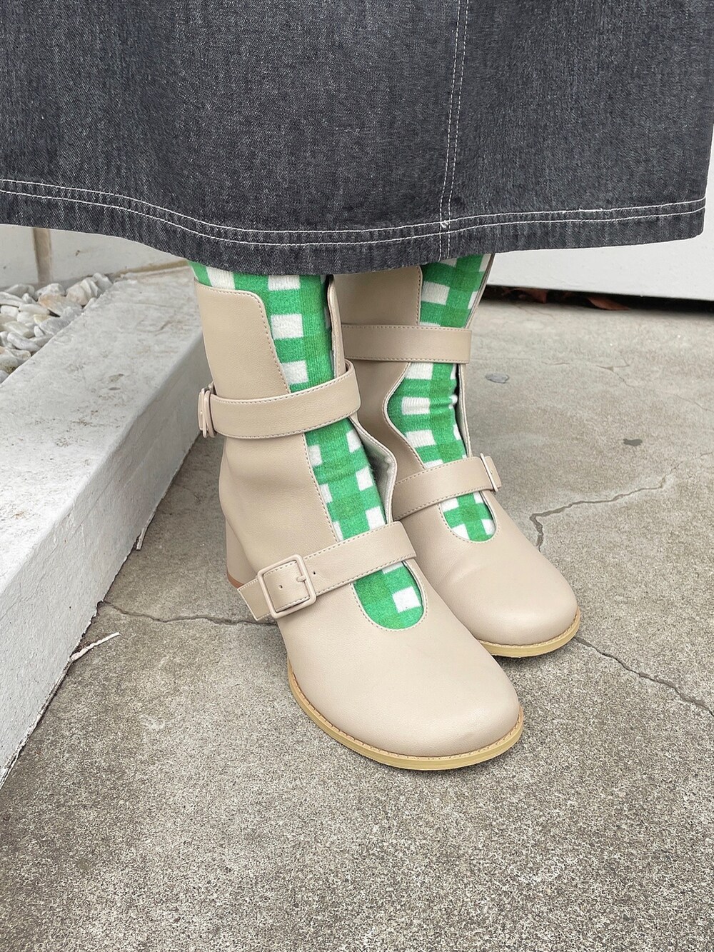 ブラック系のワンピース、ベージュ系のブーツを着用したレディースの冬コーディネートの6枚目の写真