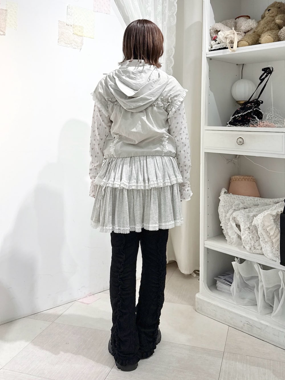 ピンク系のTシャツ/カットソー、グレー系のスカート、ブラック系のその他パンツを着用したレディースの冬コーディネートの2枚目の写真