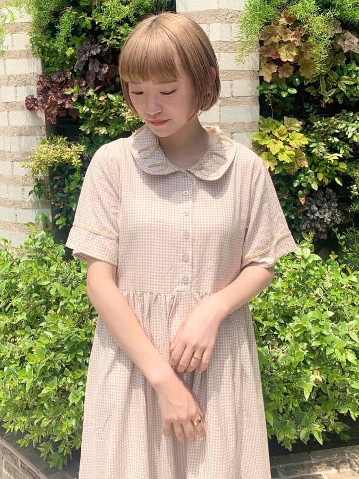 ベージュ系のワンピース、ベージュ系のワンピースを着用したレディースの夏コーディネートの4枚目の写真