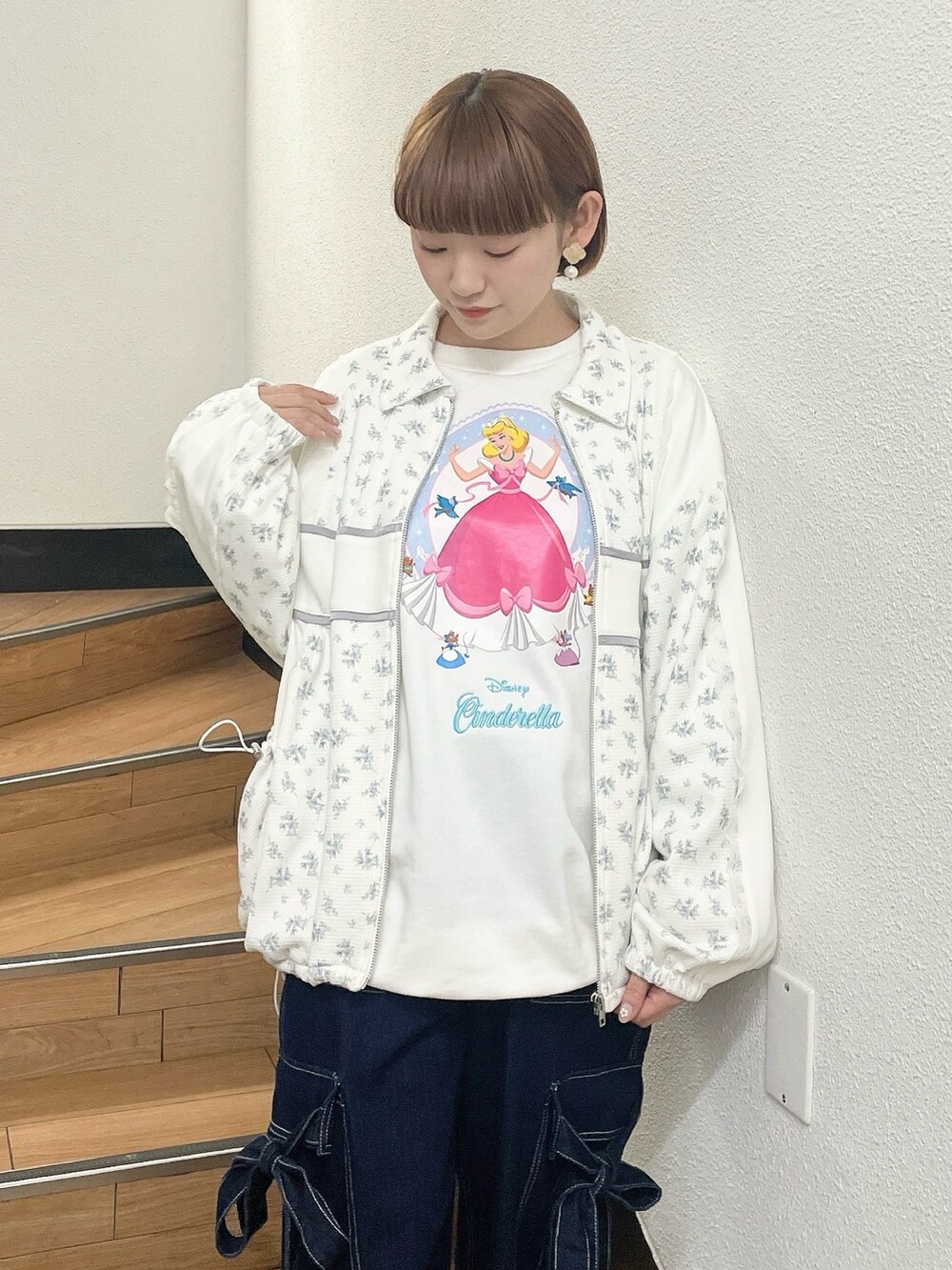 ブルー系のジャージ、ホワイト系のスウェット、ブルー系のデニムパンツを着用したレディースの春コーディネートの4枚目の写真