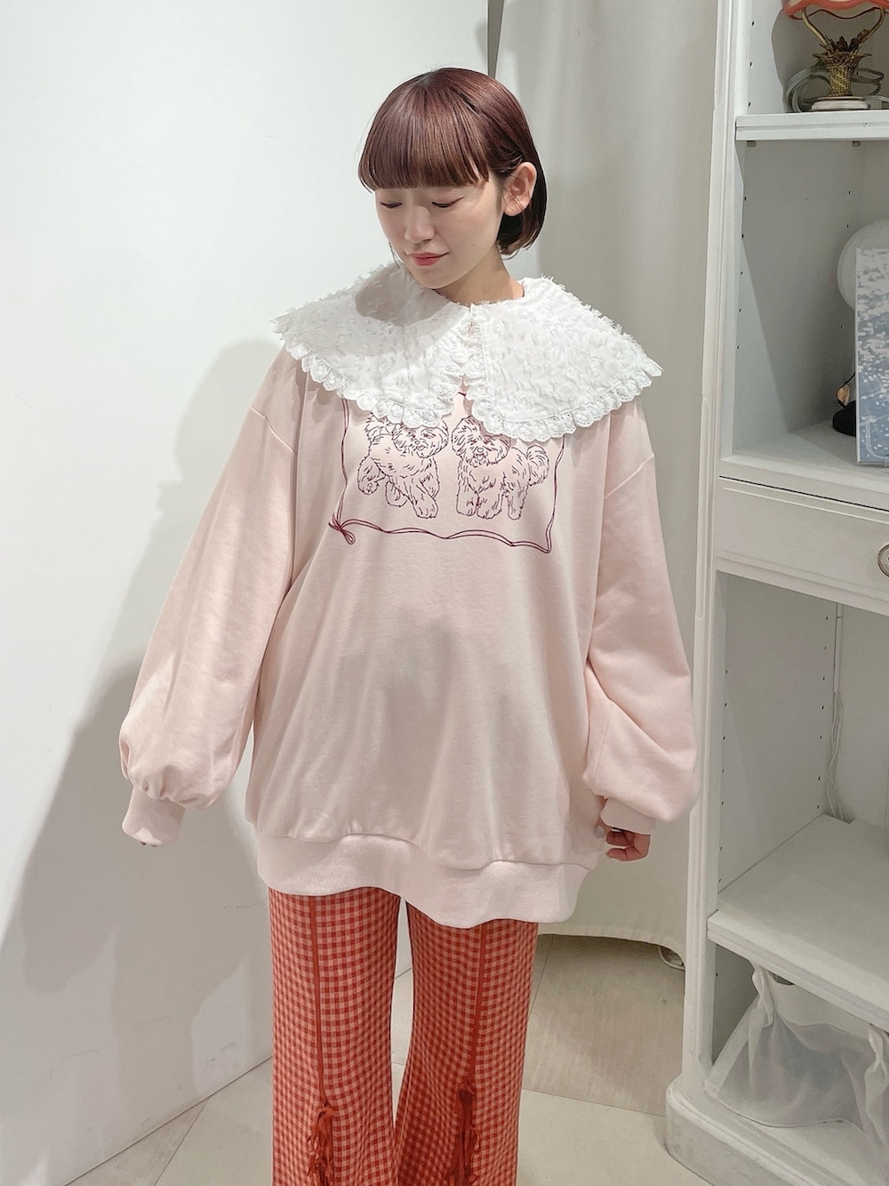 ホワイト系のシャツ/ブラウス、ピンク系のスウェット、レッド系のスラックスを着用したレディースの春コーディネートの4枚目の写真