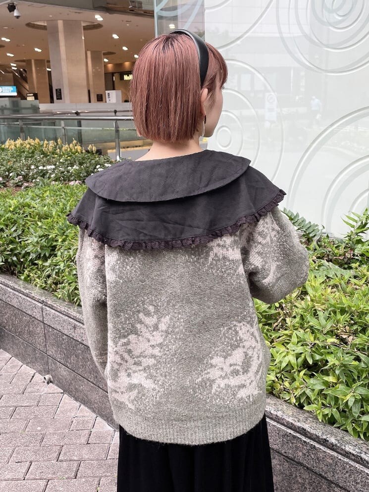 ブラック系のその他シューズ、ブラック系のシャツ/ブラウス、ブラック系のスカートを着用したレディースの秋コーディネートの5枚目の写真