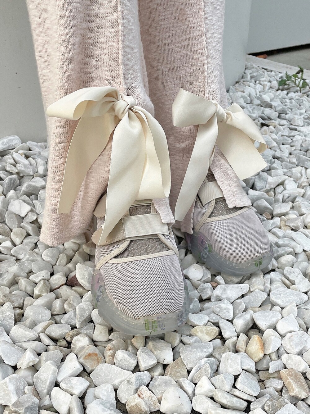 ホワイト系のワンピース、レッド系のカーディガン/ボレロ、ホワイト系のハンドバッグを着用したレディースの秋コーディネートの8枚目の写真