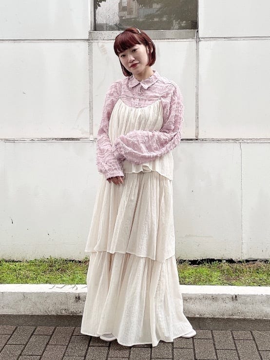 ホワイト系のワンピース、ピンク系のシャツ/ブラウス、ホワイト系のパンプスを着用したレディースの夏コーディネートの2枚目の写真