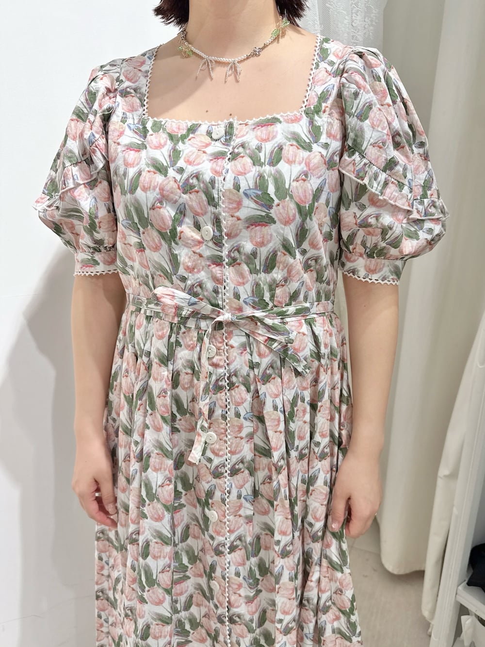 ホワイト系のワンピース、ホワイト系のバレエシューズを着用したレディースの春コーディネートの5枚目の写真