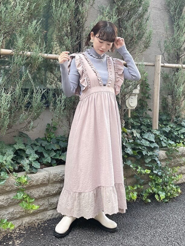 ホワイト系のブーツ、ブルー系のニット/セーター、ホワイト系のナイロンジャケットを着用したレディースの秋コーディネートの4枚目の写真