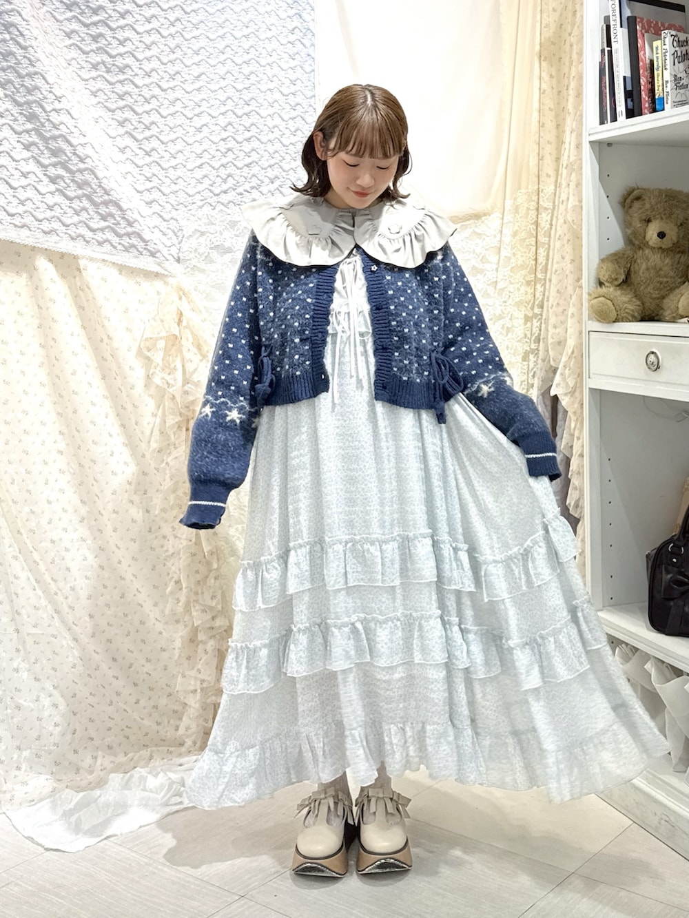 ブルー系のカーディガン/ボレロ、グレー系のシャツ/ブラウス、ブルー系のワンピースを着用したレディースの秋コーディネートの2枚目の写真