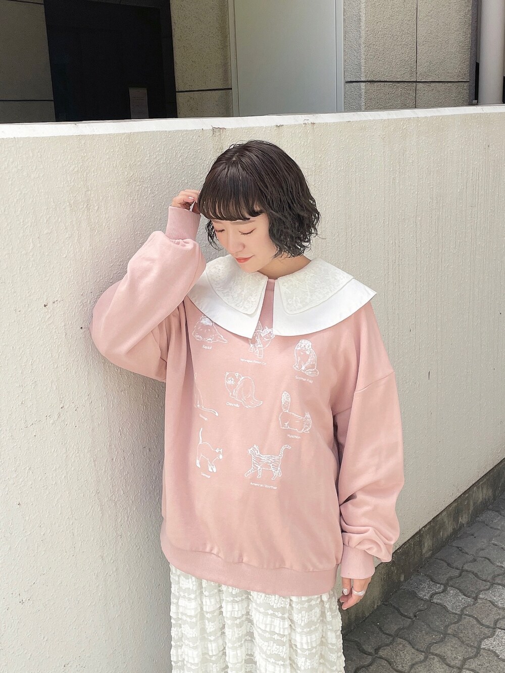 ホワイト系のシャツ/ブラウス、ピンク系のスウェット、ホワイト系のスカートを着用したレディースの秋コーディネートの3枚目の写真