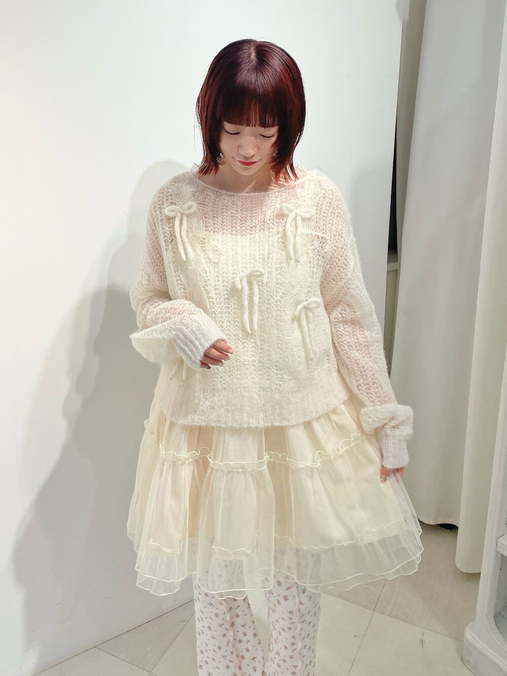 ホワイト系のニット/セーター、ホワイト系のワンピース、ピンク系のスウェットパンツを着用したレディースの夏コーディネートの3枚目の写真