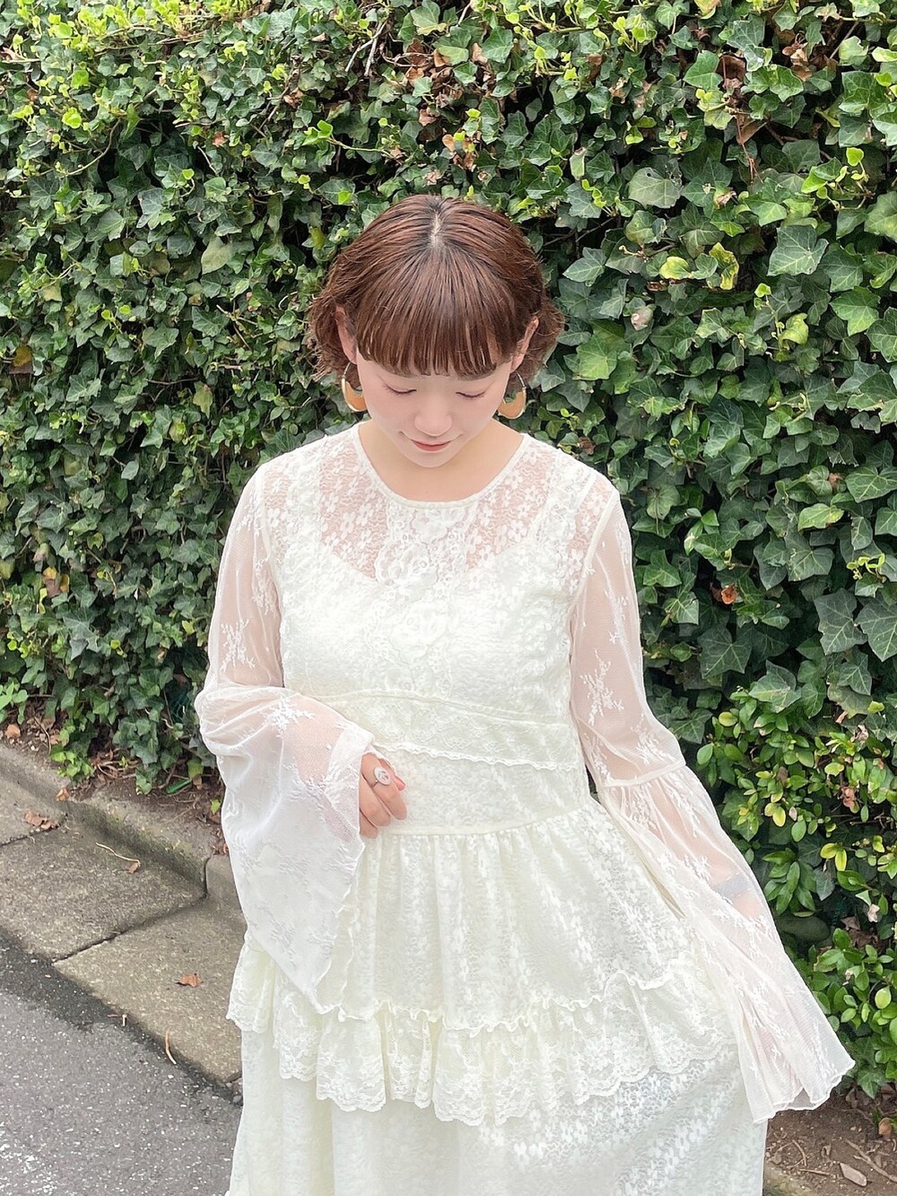 ホワイト系のワンピース、ホワイト系のサンダルを着用したレディースの夏コーディネートの5枚目の写真