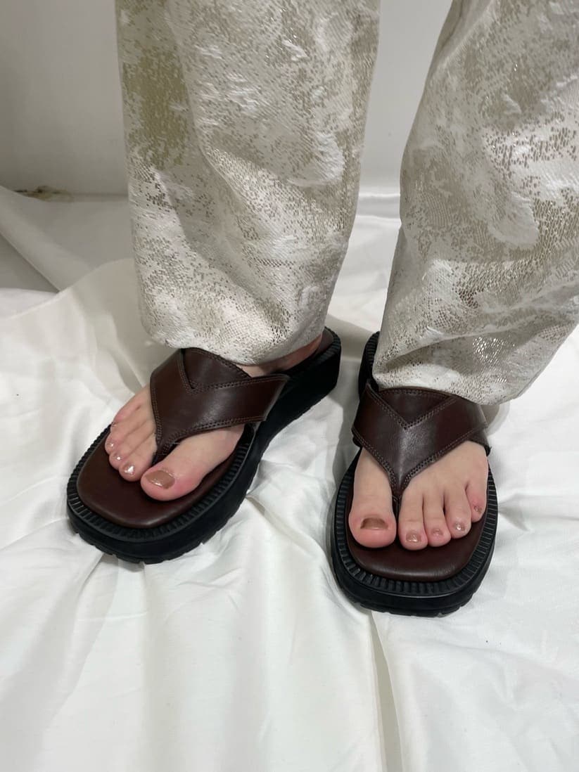 ブラウン系のその他パンツ、ブラウン系のサンダル、グレー系のTシャツ/カットソーを着用したレディースの春コーディネートの5枚目の写真