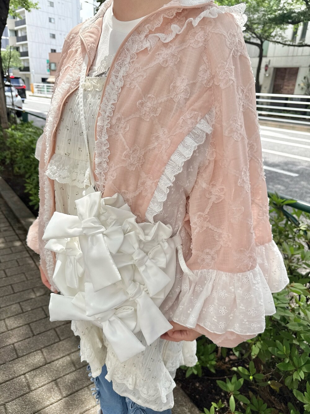 ピンク系のローファー、ホワイト系のTシャツ/カットソー、ブルー系のデニムパンツを着用したレディースの夏コーディネートの6枚目の写真
