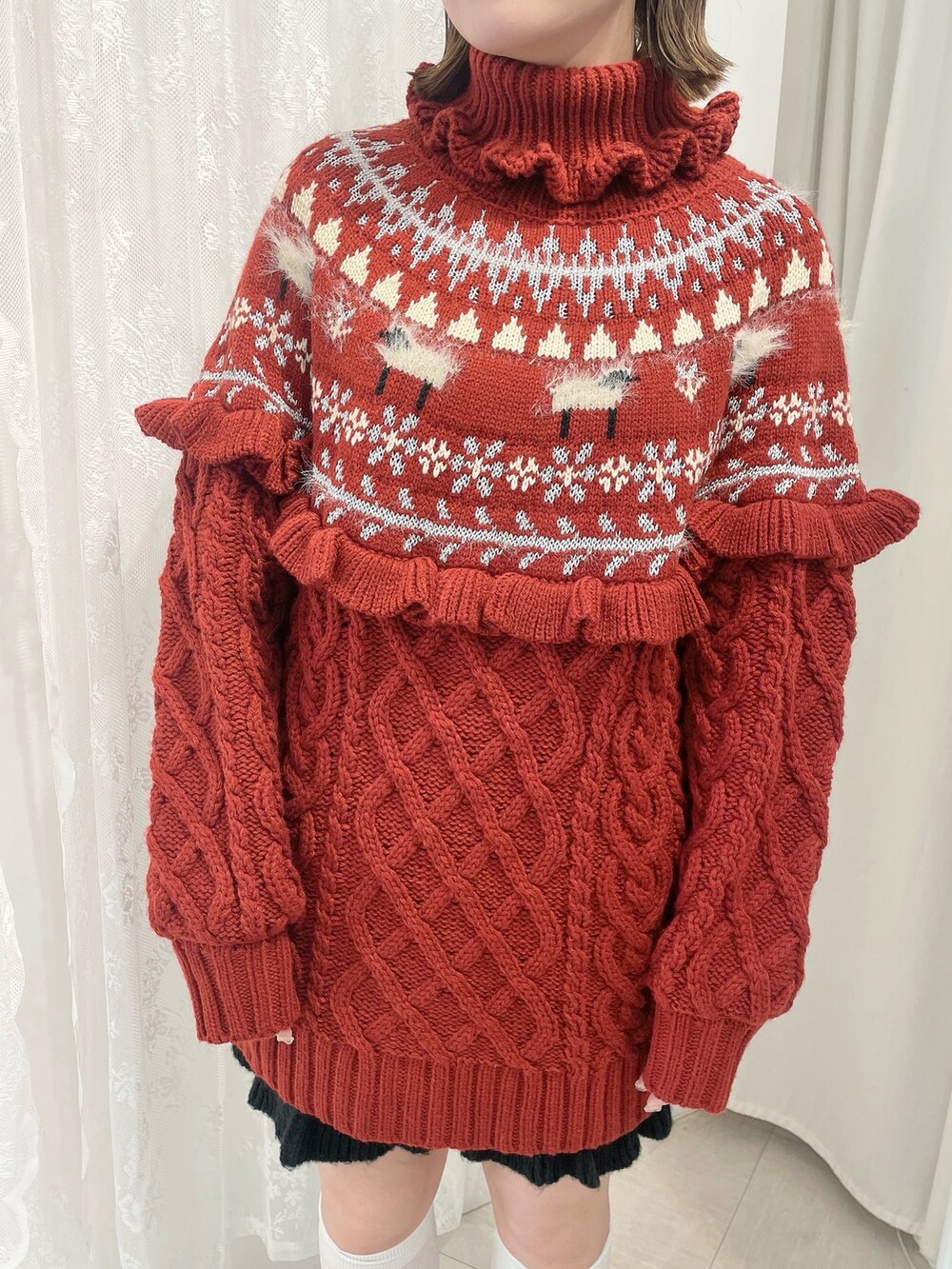 レッド系のニット/セーター、ブラック系のスウェットパンツ、ブラック系のローファーを着用したレディースの秋コーディネートの5枚目の写真