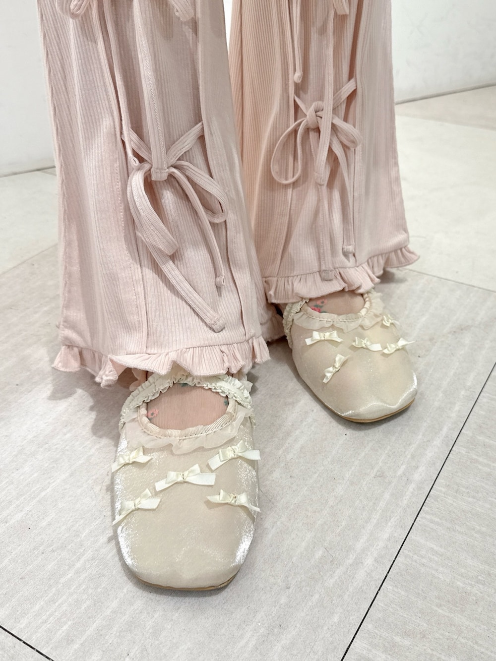 ピンク系のTシャツ/カットソー、ピンク系のその他パンツ、ホワイト系のバレエシューズを着用したレディースの春コーディネートの8枚目の写真