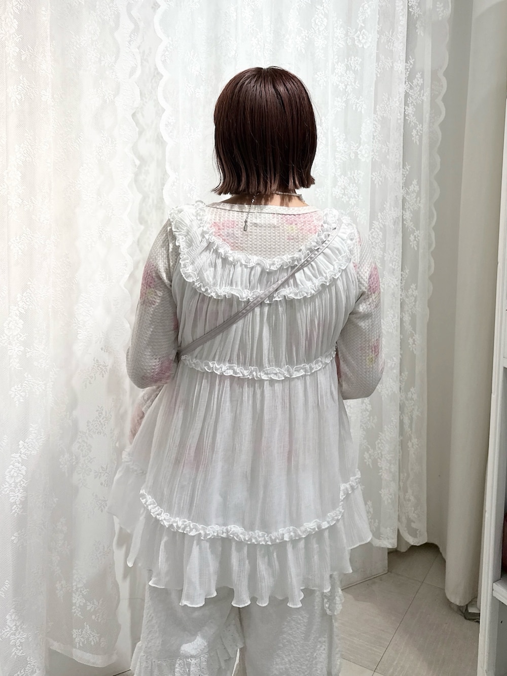 ピンク系のTシャツ/カットソー、ホワイト系のカーゴパンツ、ホワイト系のシャツ/ブラウスを着用したレディースの夏コーディネートの5枚目の写真