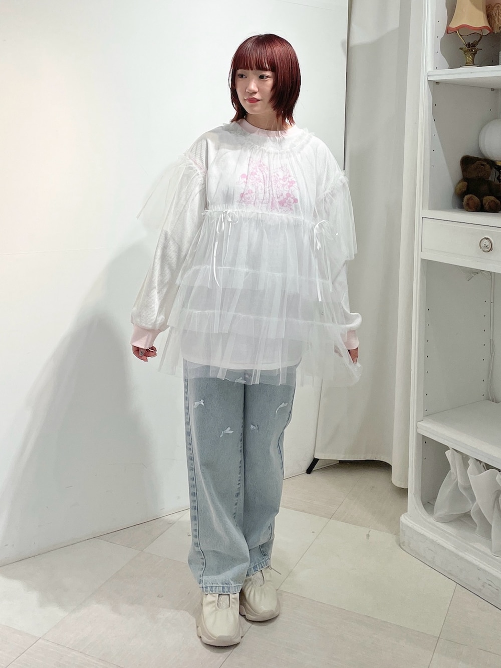 ホワイト系のTシャツ/カットソー、ピンク系のハンドバッグ、ホワイト系のTシャツ/カットソーを着用したレディースの夏コーディネートの4枚目の写真