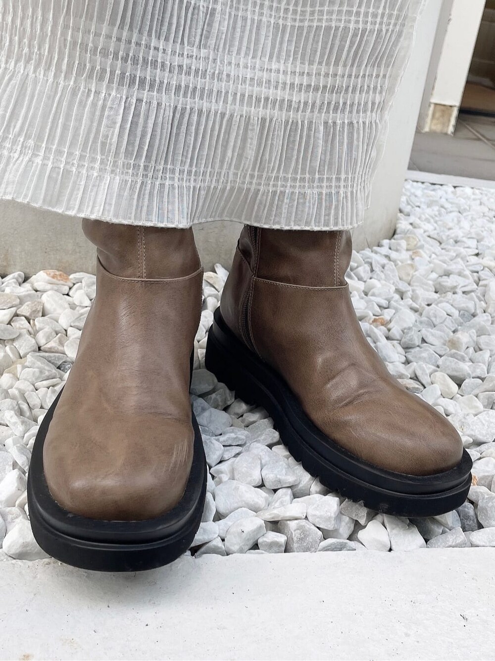 ベージュ系のTシャツ/カットソー、ベージュ系のブーツ、ベージュ系のハンドバッグを着用したレディースの夏コーディネートの5枚目の写真