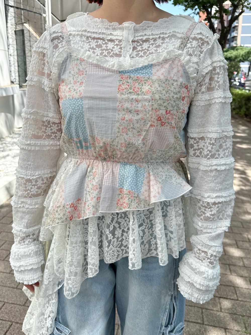 ホワイト系のTシャツ/カットソー、ピンク系のキャミソール、ブルー系のデニムパンツを着用したレディースの春コーディネートの6枚目の写真