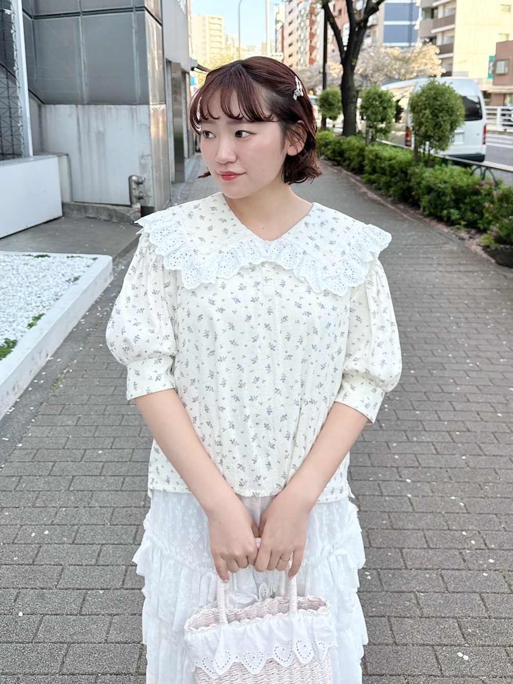 その他のシャツ/ブラウス、ピンク系のハンドバッグ、ホワイト系のスカートを着用したレディースの春コーディネートの4枚目の写真