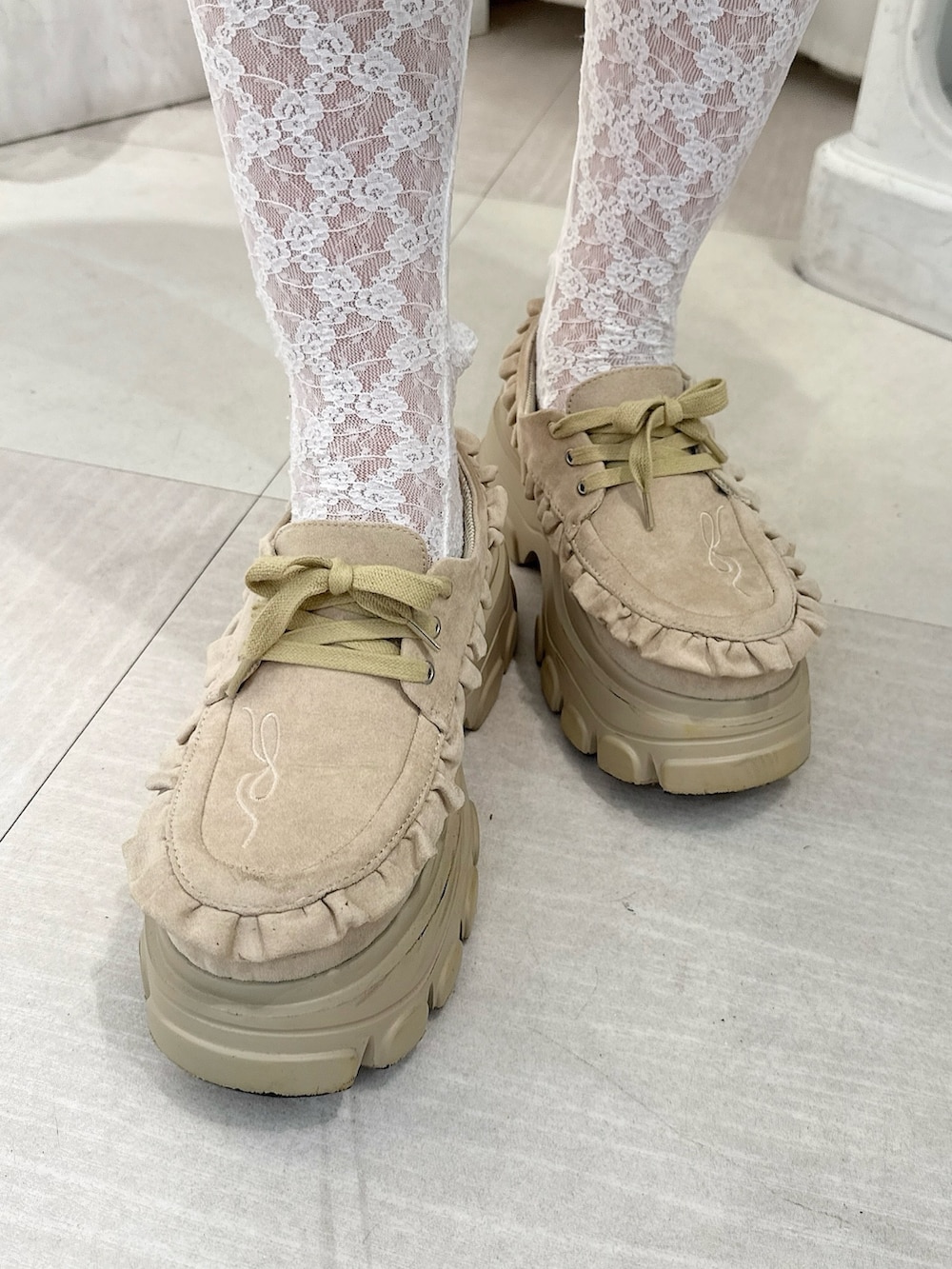 ブラウン系のスカート、ホワイト系のTシャツ/カットソー、ブラウン系のライダースジャケットを着用したレディースの夏コーディネートの8枚目の写真