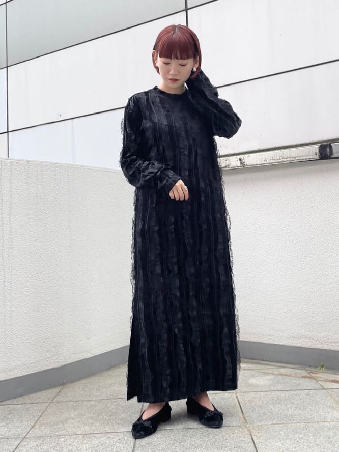 ベージュ系のテーラードジャケット、ブラック系のその他シューズ、ブラック系のワンピースを着用したレディースの秋コーディネートの4枚目の写真