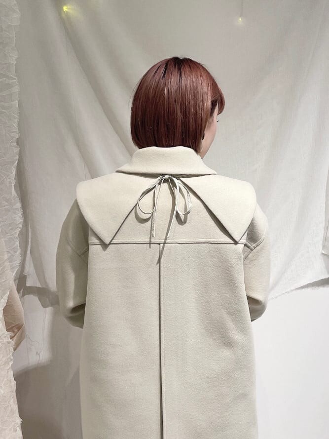 ホワイト系のその他アウター、ホワイト系の付け襟を着用したレディースの秋コーディネートの3枚目の写真