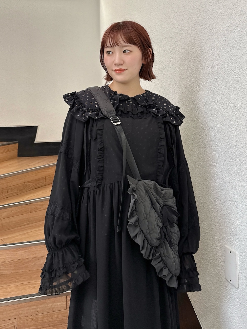ブラック系のシャツ/ブラウス、ブラック系のワンピース、ブラック系のショルダーバッグを着用したレディースの夏コーディネートの5枚目の写真